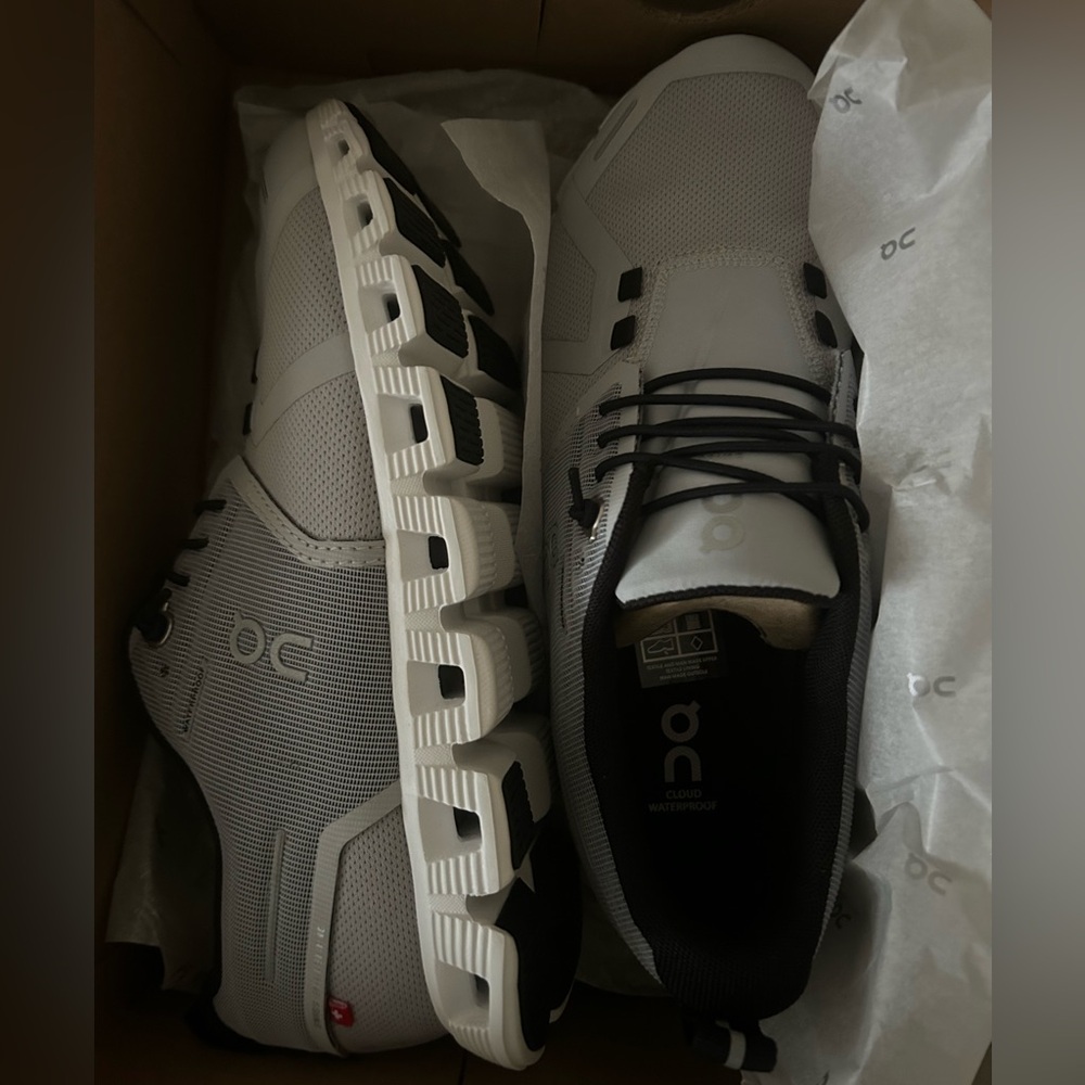 BRAND NEW ON Cloud waterproof women’s sneakers in glacier blue size 7.5
